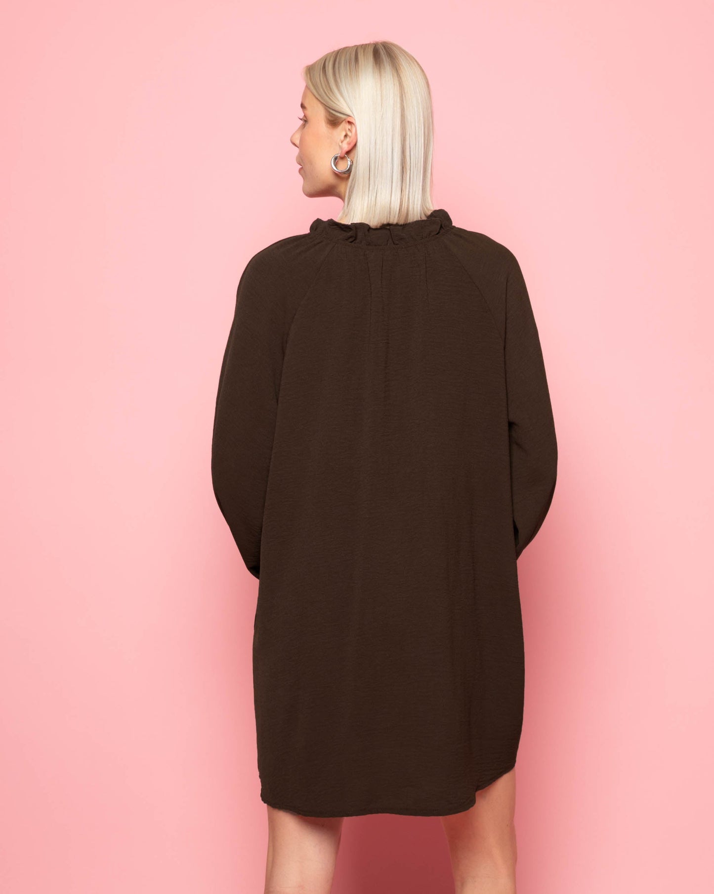 JULIE RUFFLE NECK DRESS BRUIN