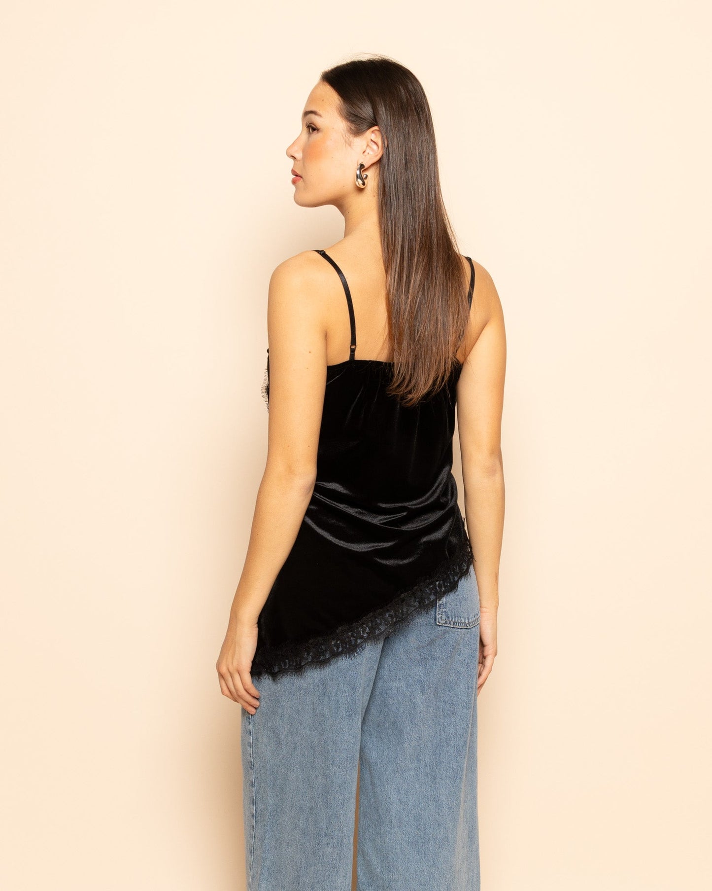 ASYMMETRIC VELVET LACE CAMI TOP ZWART