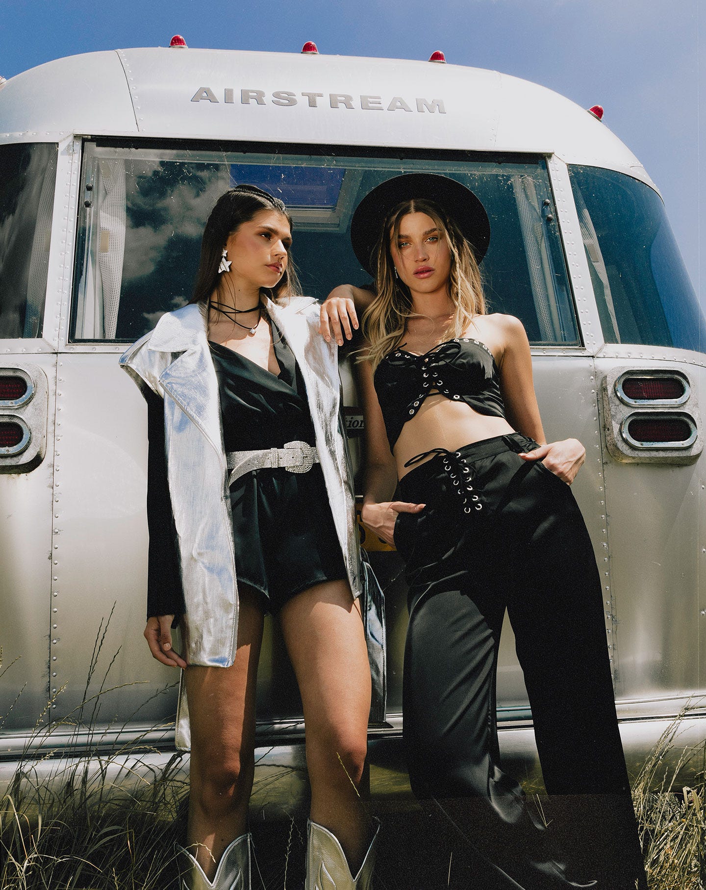 LACE UP SATIN CROP TOP ZWART