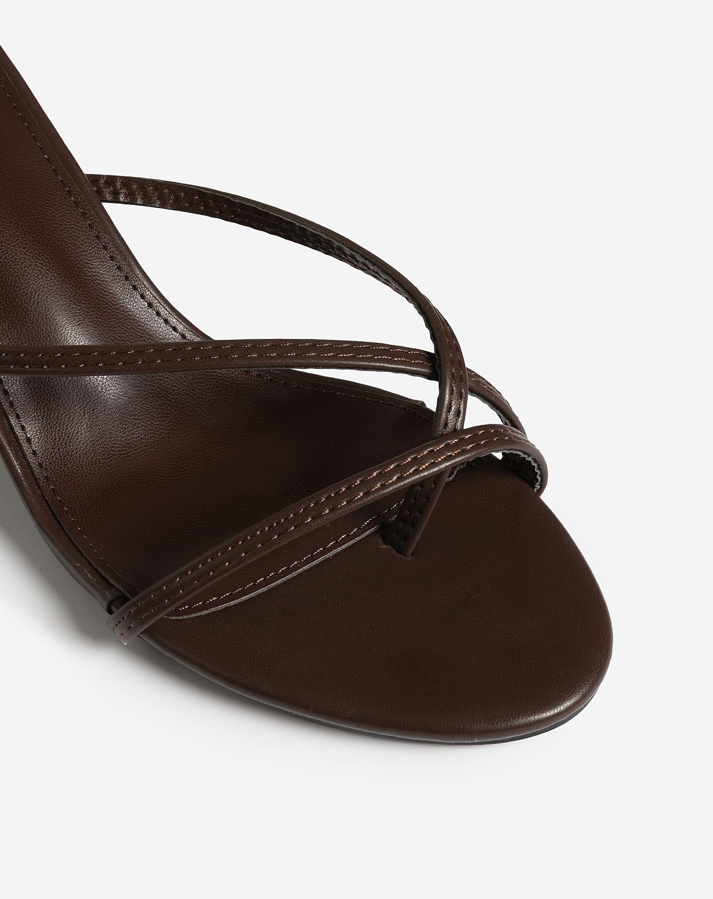 Tacones de tiras estilo chancla