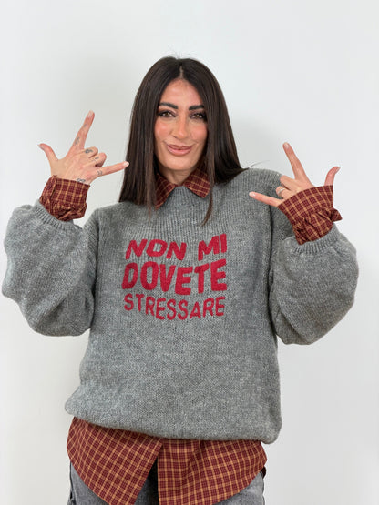 Pull grigio scritta rossa *NON MI STRESSARE * A3591