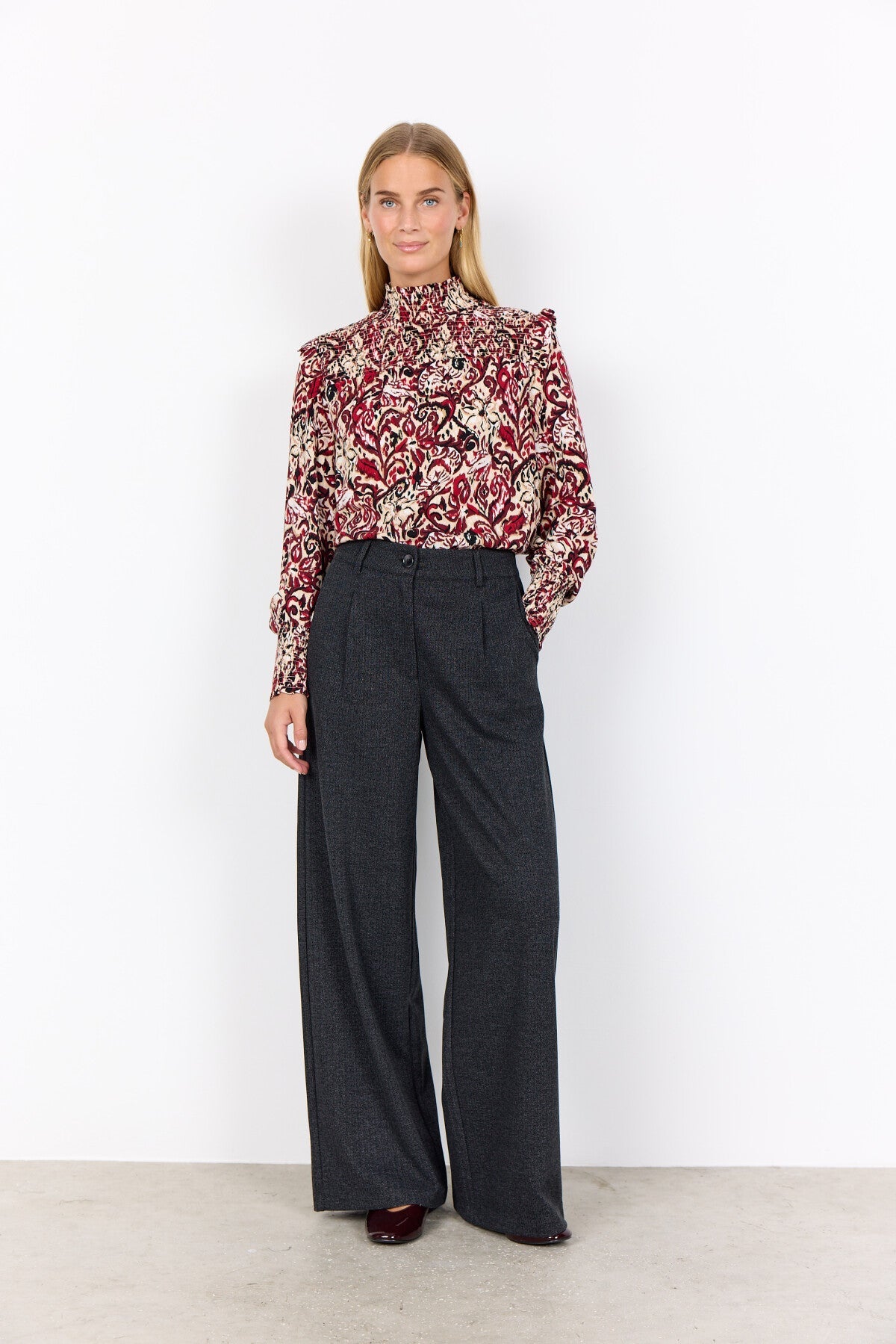 Isabella™ – Blusa Floral de Cuello Alto