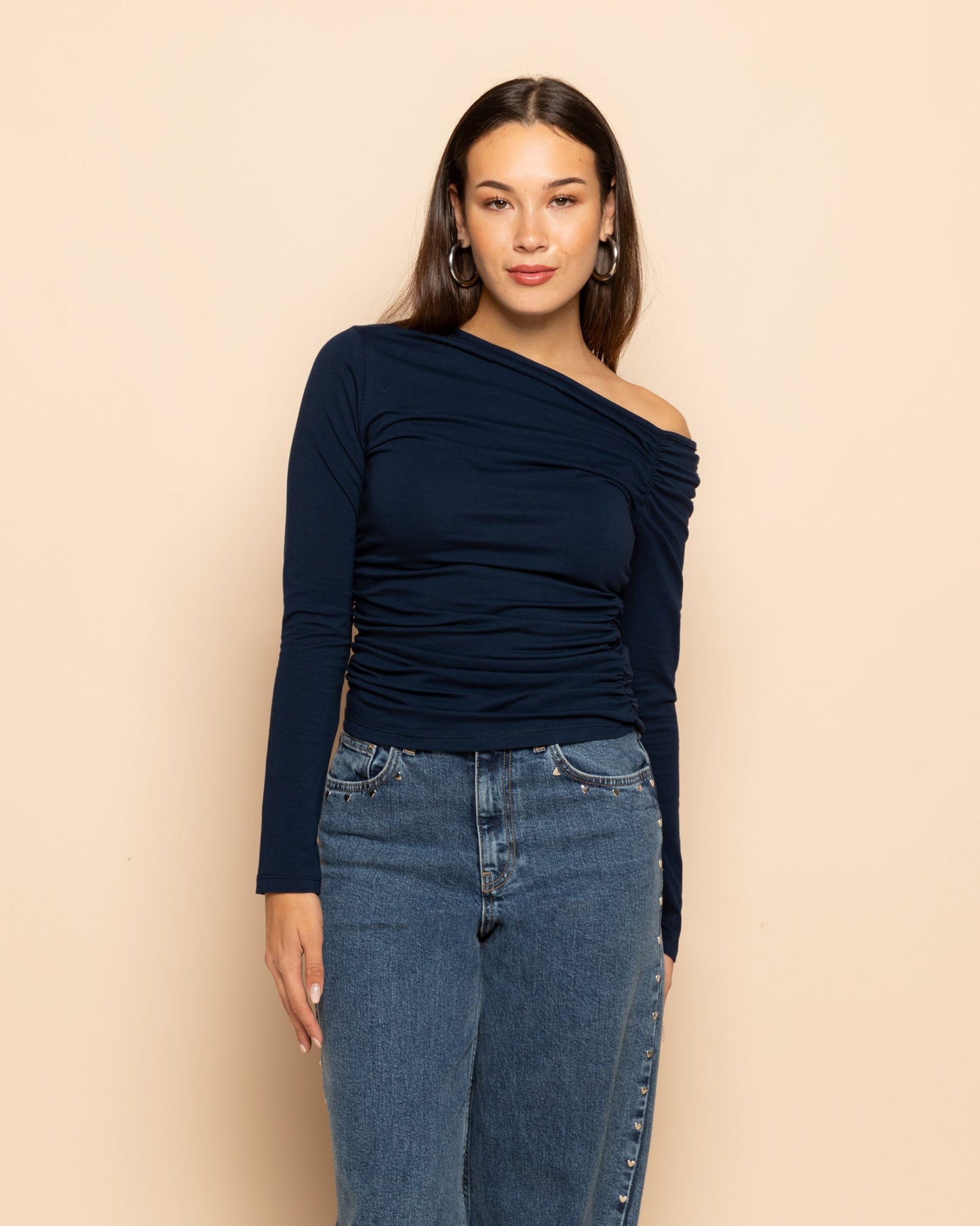 TAMAR OFF SHOULDER RUCHED TOP MARINEBLAUW