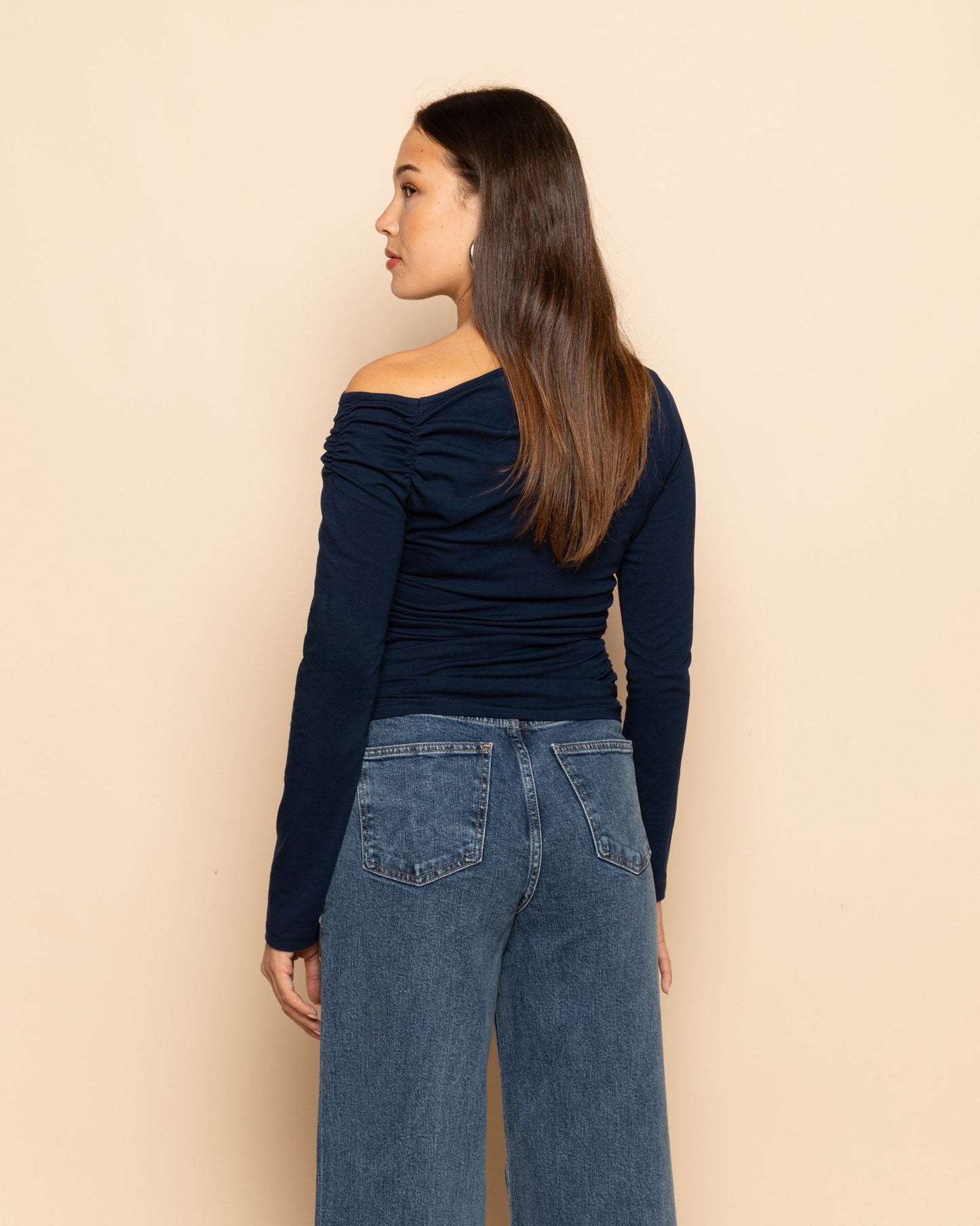 TAMAR OFF SHOULDER RUCHED TOP MARINEBLAUW