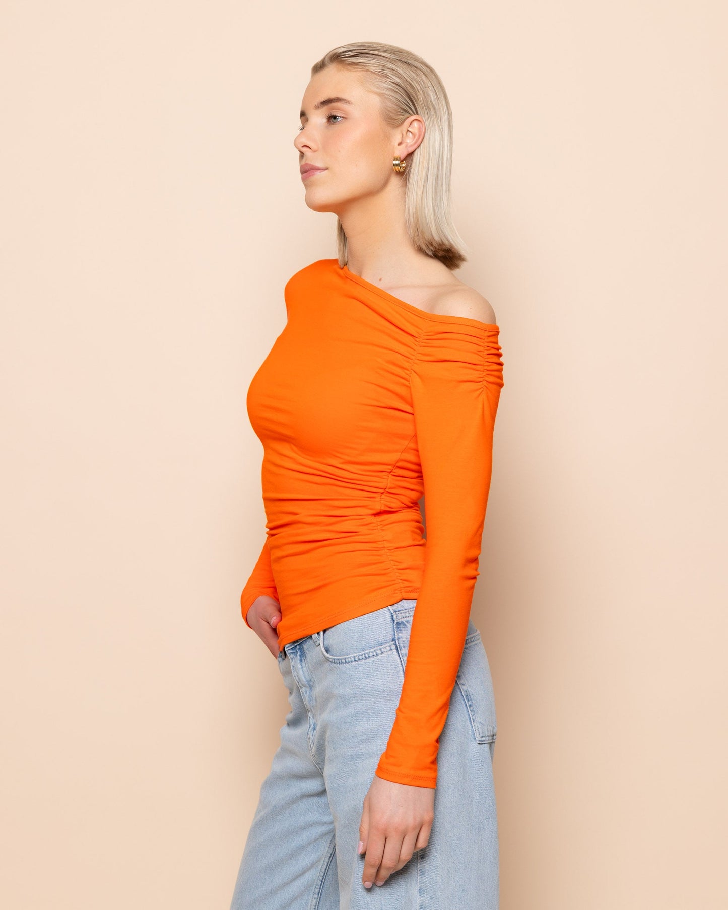 TAMAR OFF SHOULDER RUCHED TOP ORANJE