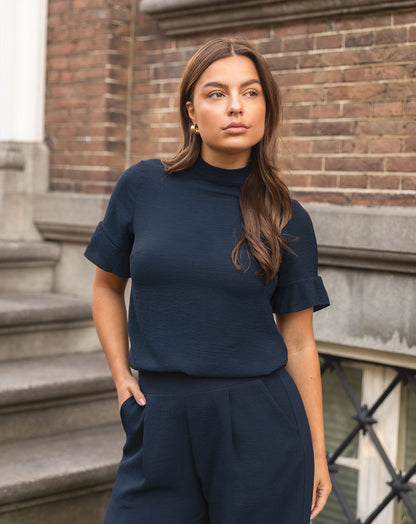 JULIE RUFFLE TOP MARINEBLAUW