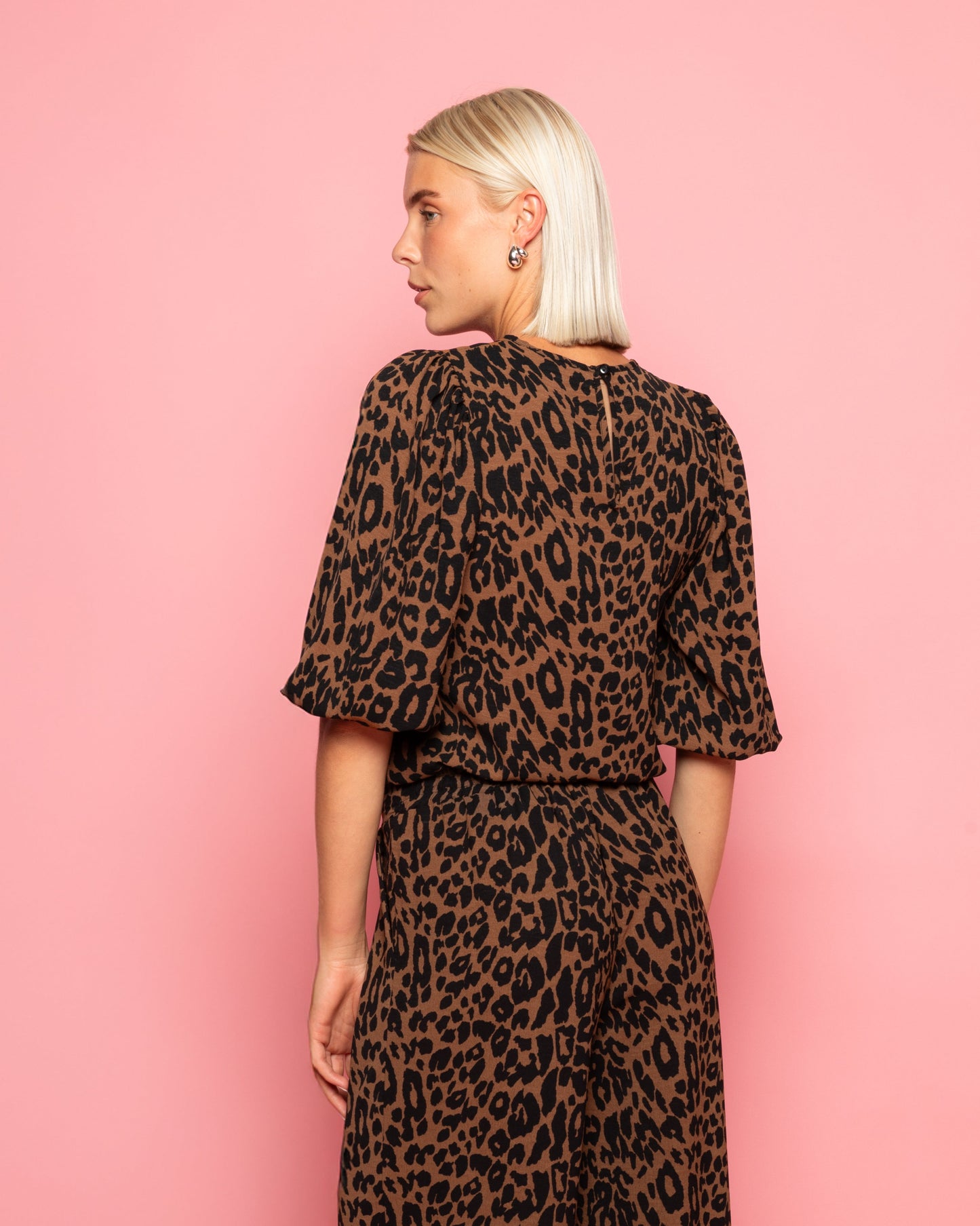 JULIE LEO PUFF SLEEVE TOP ZWART