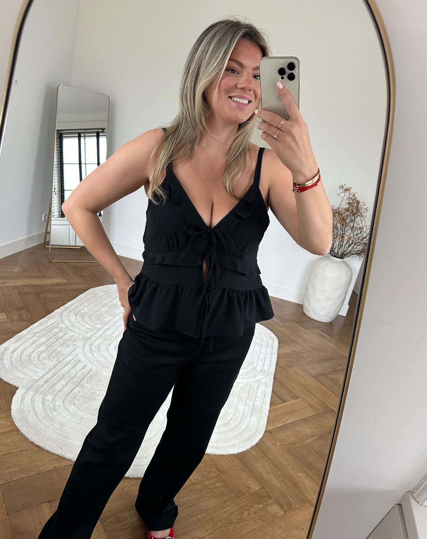 JULIE RUFFLE CAMI ZWART