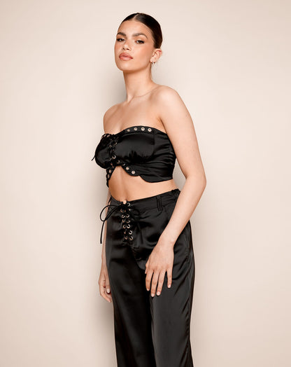 LACE UP SATIN CROP TOP ZWART