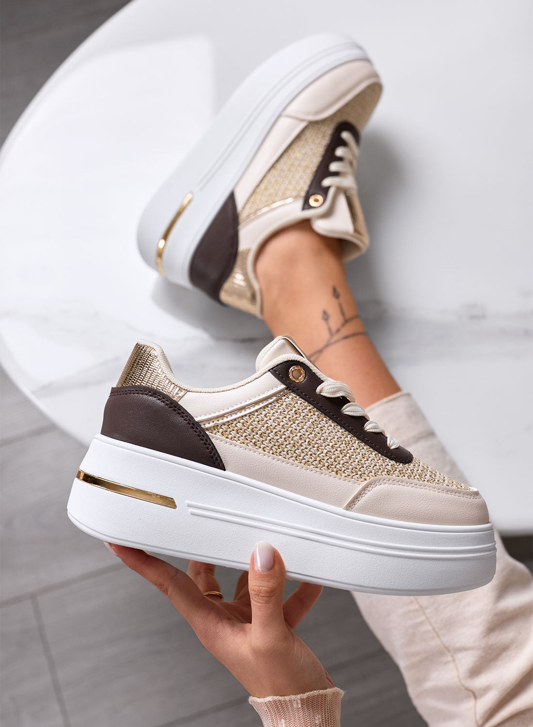 Chloé - Zapatillas beige con inserciones de tejido laminado dorado