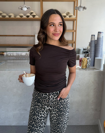 TAMAR OFF SHOULDER SHORT SLEEVE TOP DONKERBRUIN