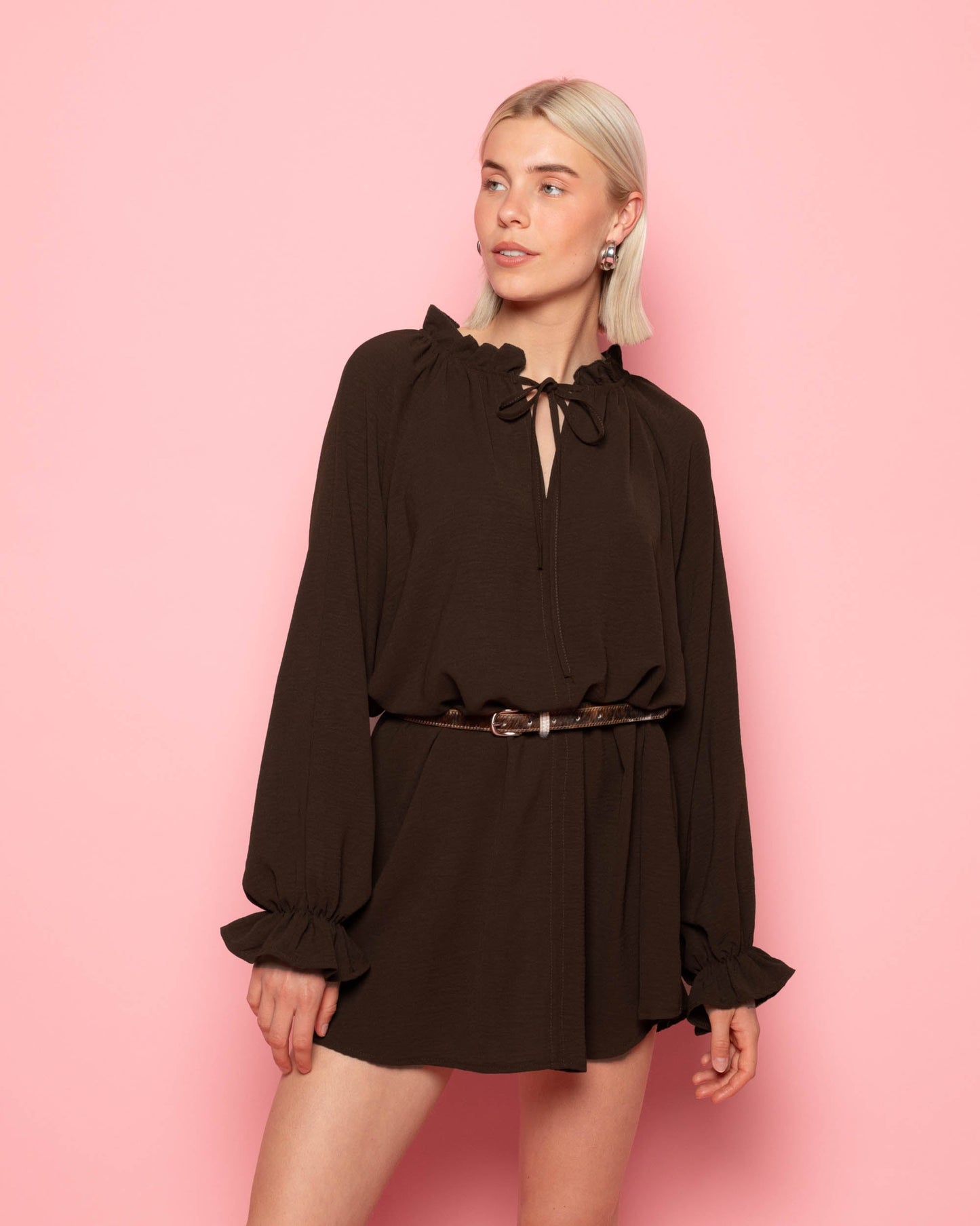 JULIE RUFFLE NECK DRESS BRUIN