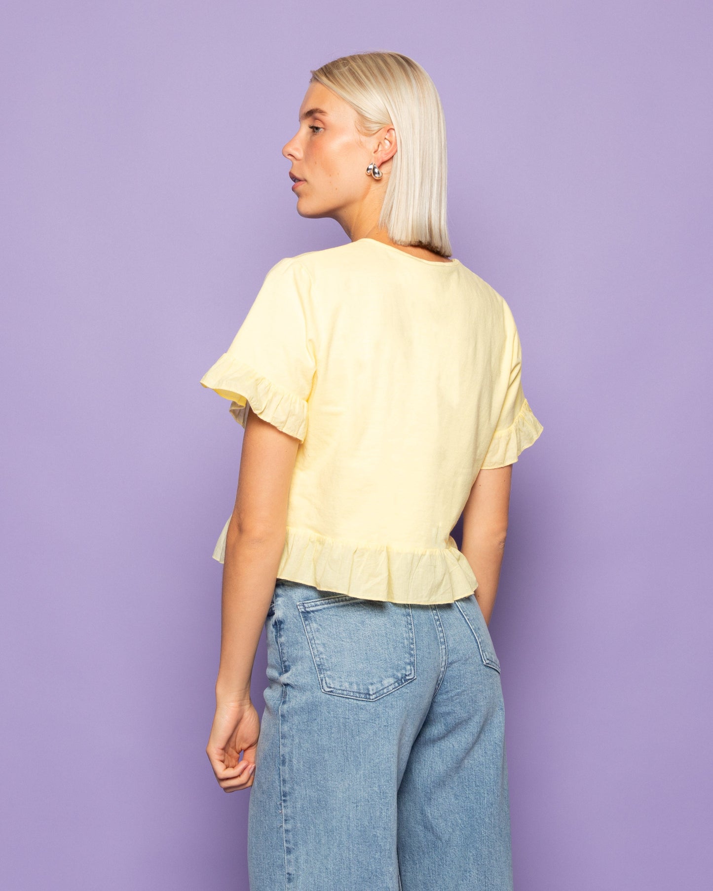 CONTRAST RUFFLE TEE BOTERGEEL