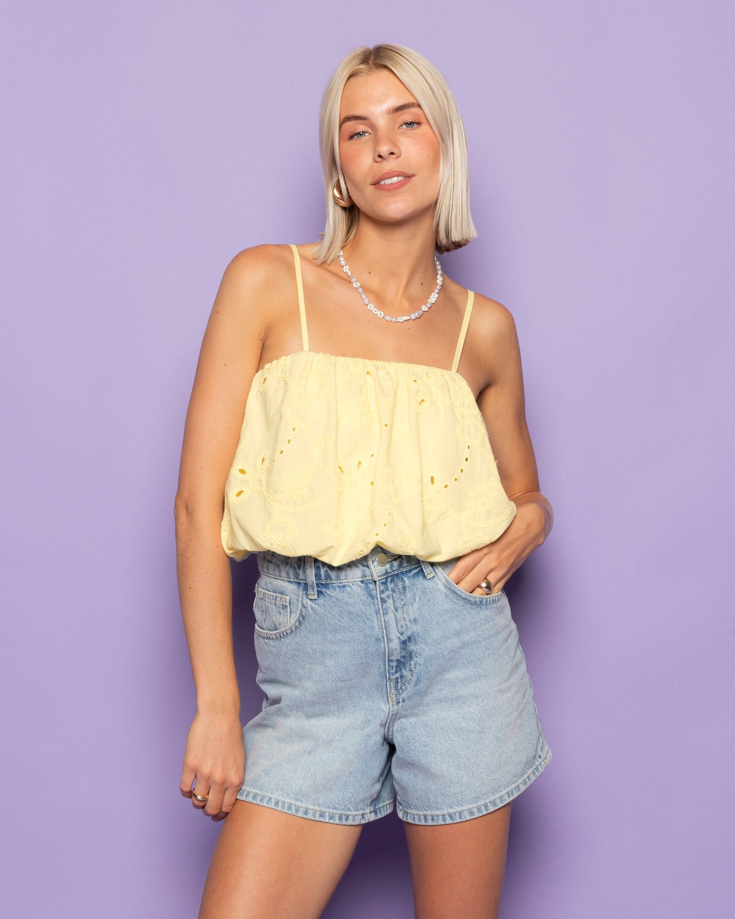 MANOU BRODERIE BUBBLE HEM TOP BOTERGEEL