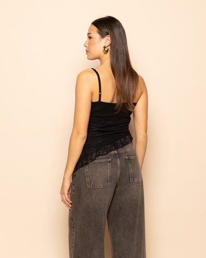 ASYMMETRIC LACE RUFFLE TOP ZWART