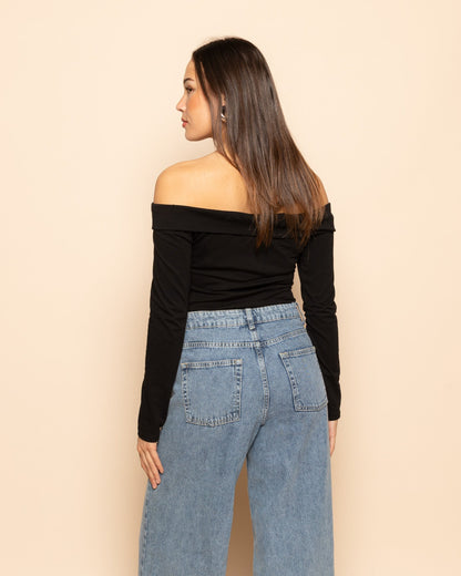 Top de hebilla y hombros descubiertos