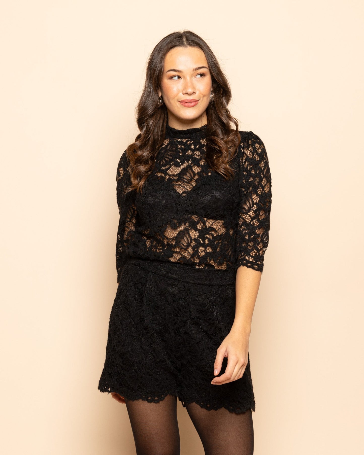 SOFT LACE PUFF SLEEVE TOP ZWART