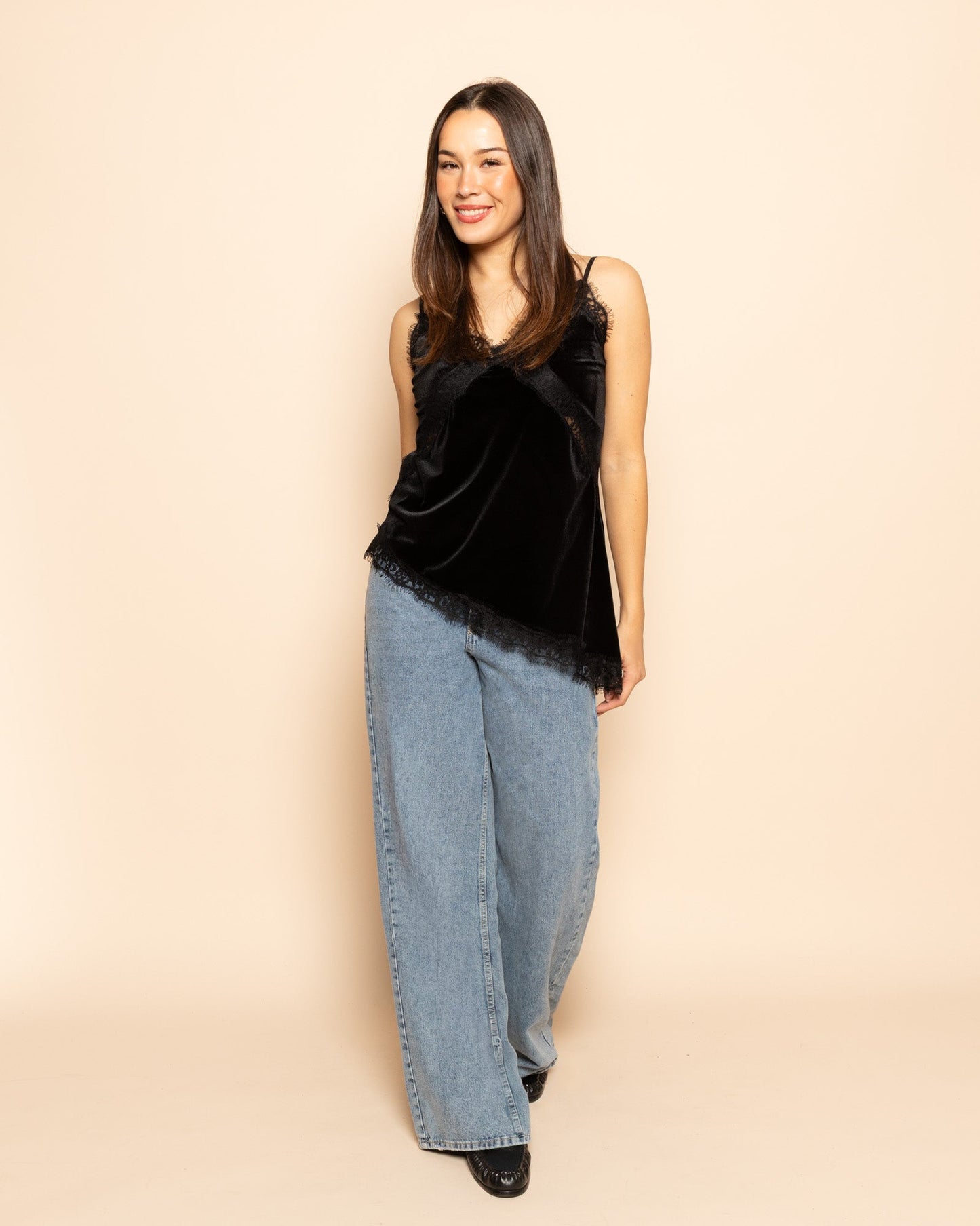 ASYMMETRIC VELVET LACE CAMI TOP ZWART
