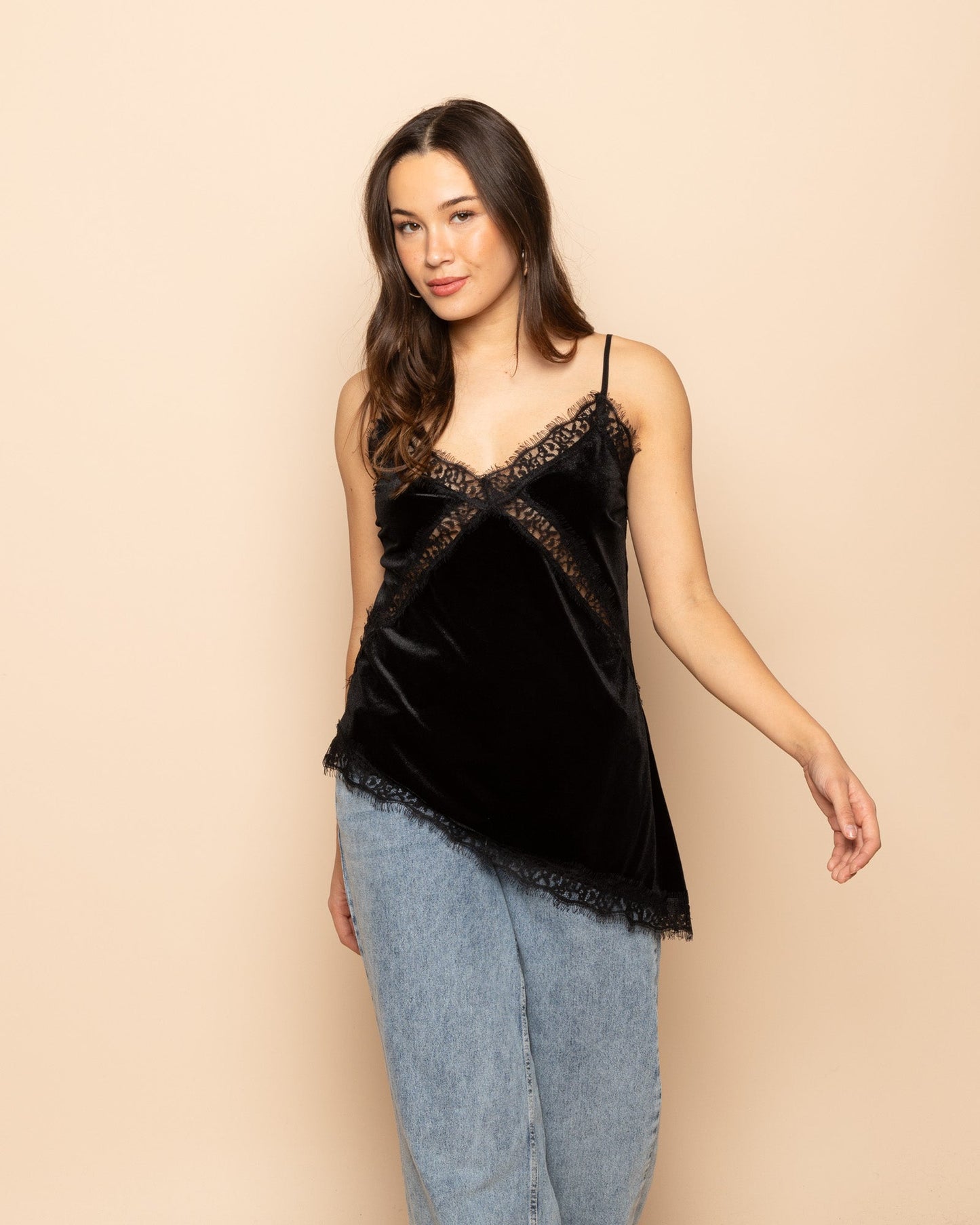 ASYMMETRIC VELVET LACE CAMI TOP ZWART