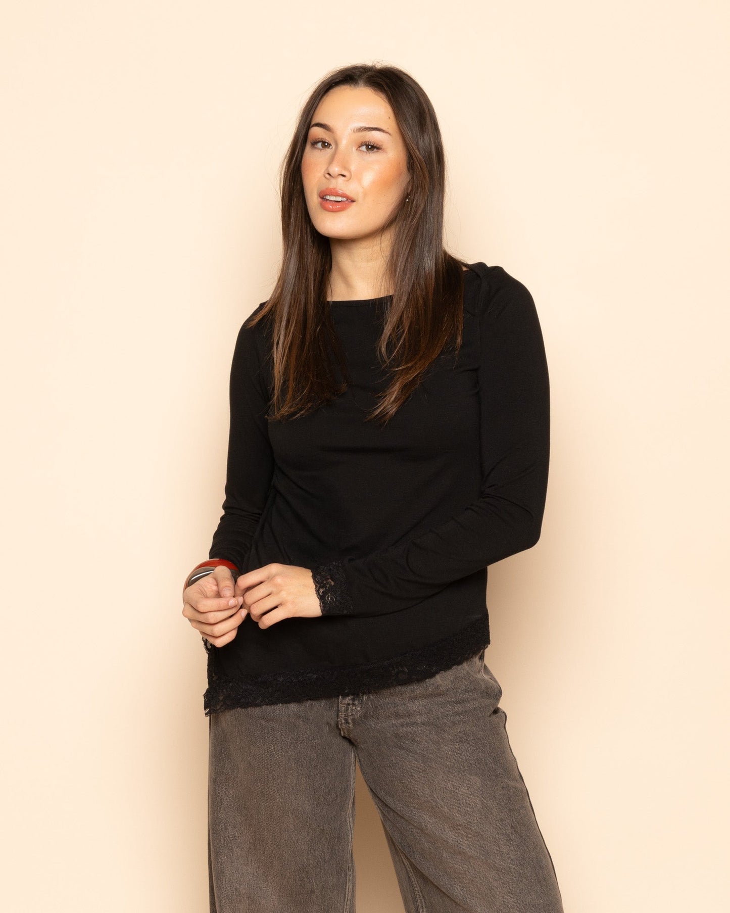 TAMAR ASYMMETRIC LACE TOP ZWART