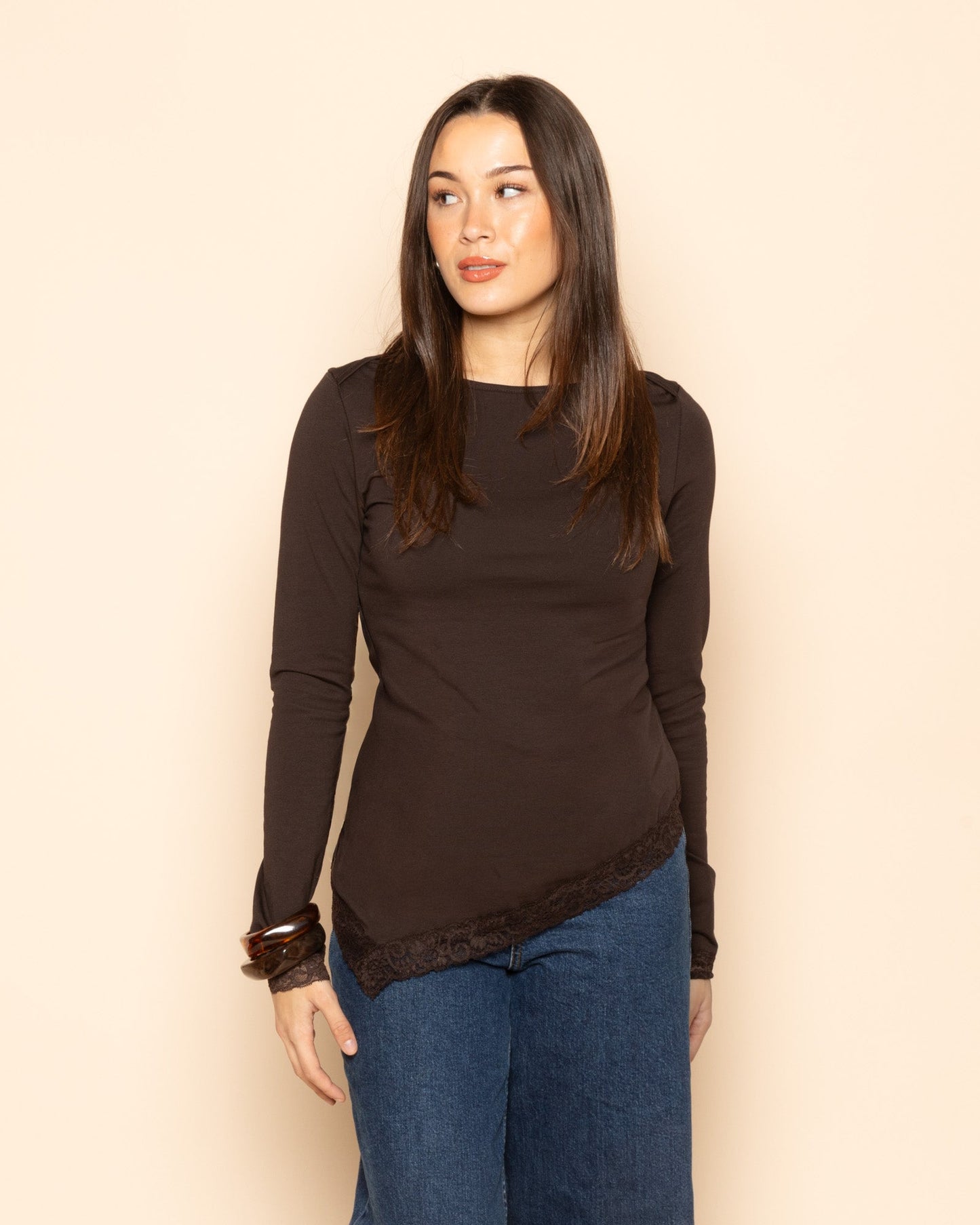 TAMAR ASYMMETRIC LACE TOP DONKERBRUIN