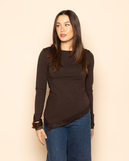 TAMAR ASYMMETRIC LACE TOP DONKERBRUIN