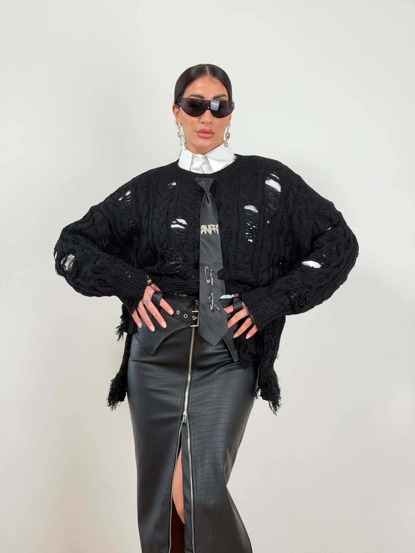 Pull nero traforato con cravatta 12299