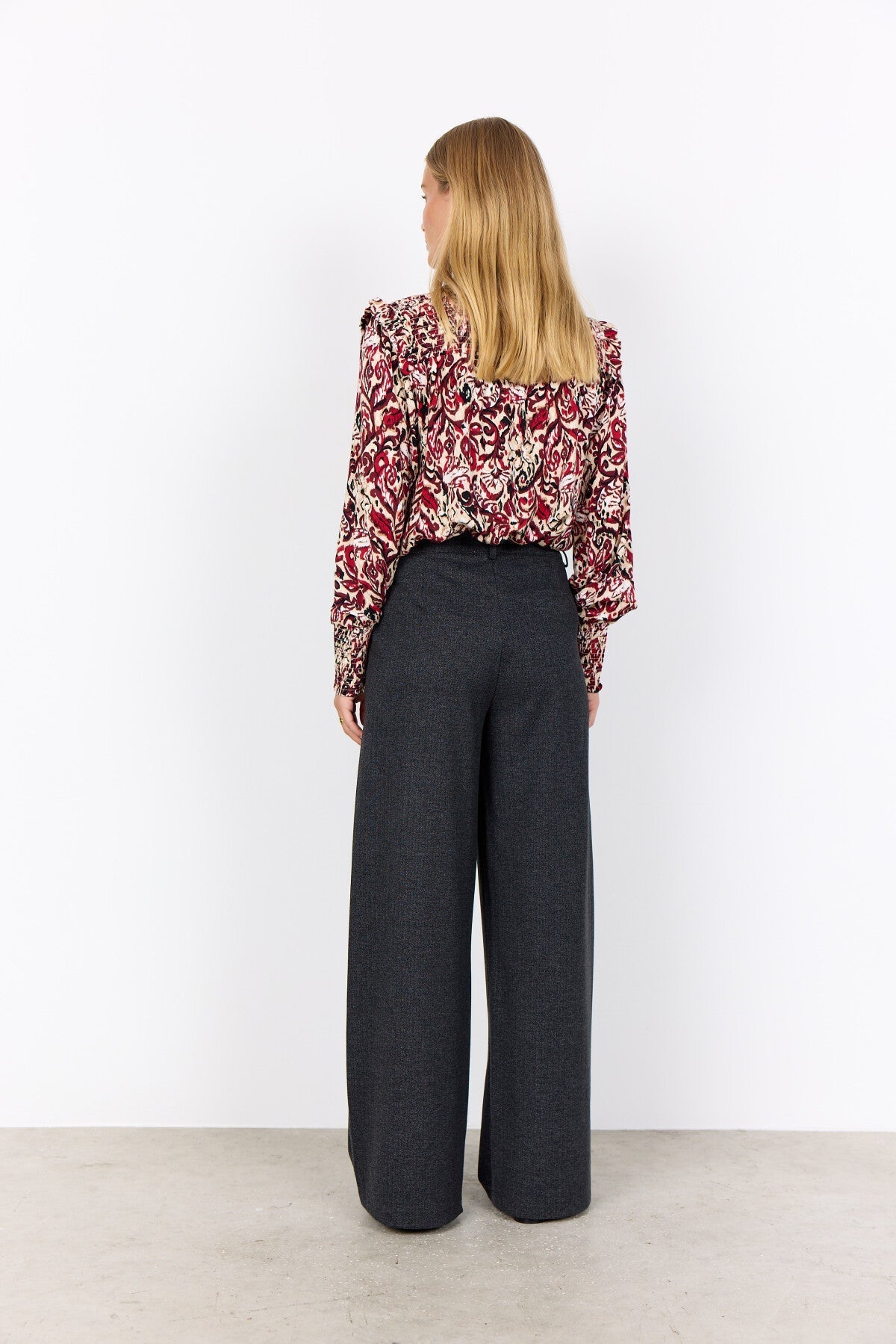 Isabella™ – Blusa Floral de Cuello Alto
