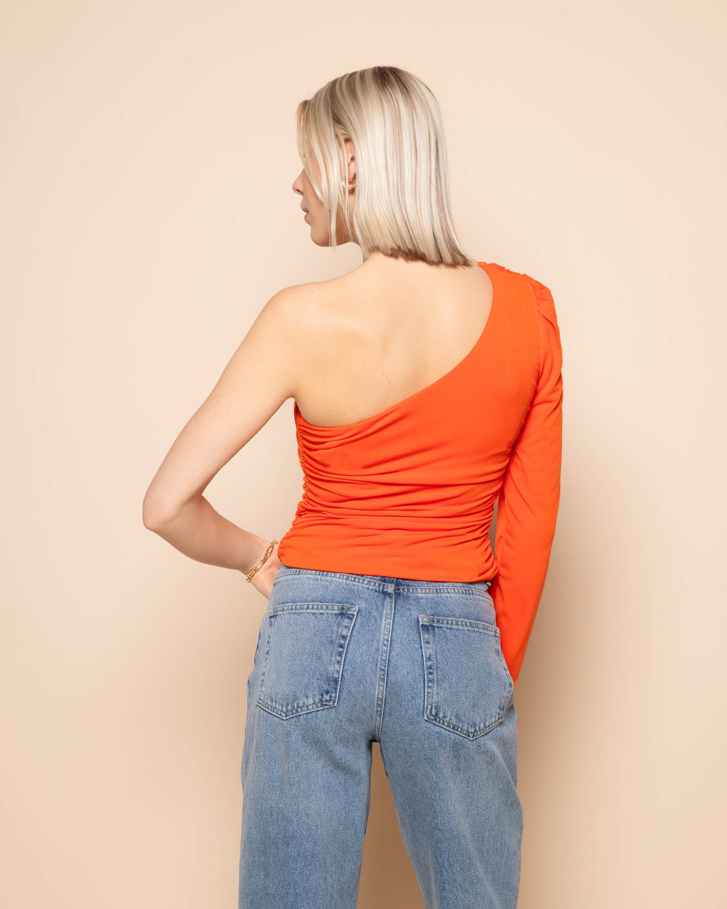 ONE SLEEVE RUCHED TOP ORANJE