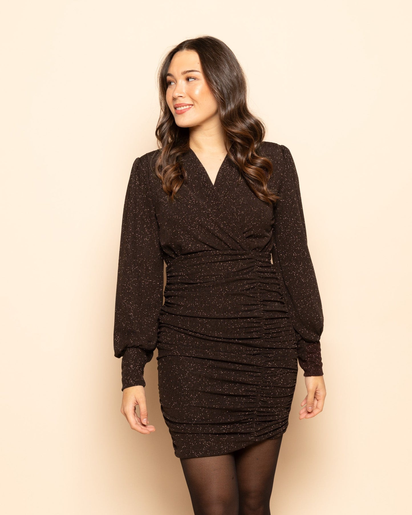 MAE CRINKLE GLITTER DRESS BRUIN