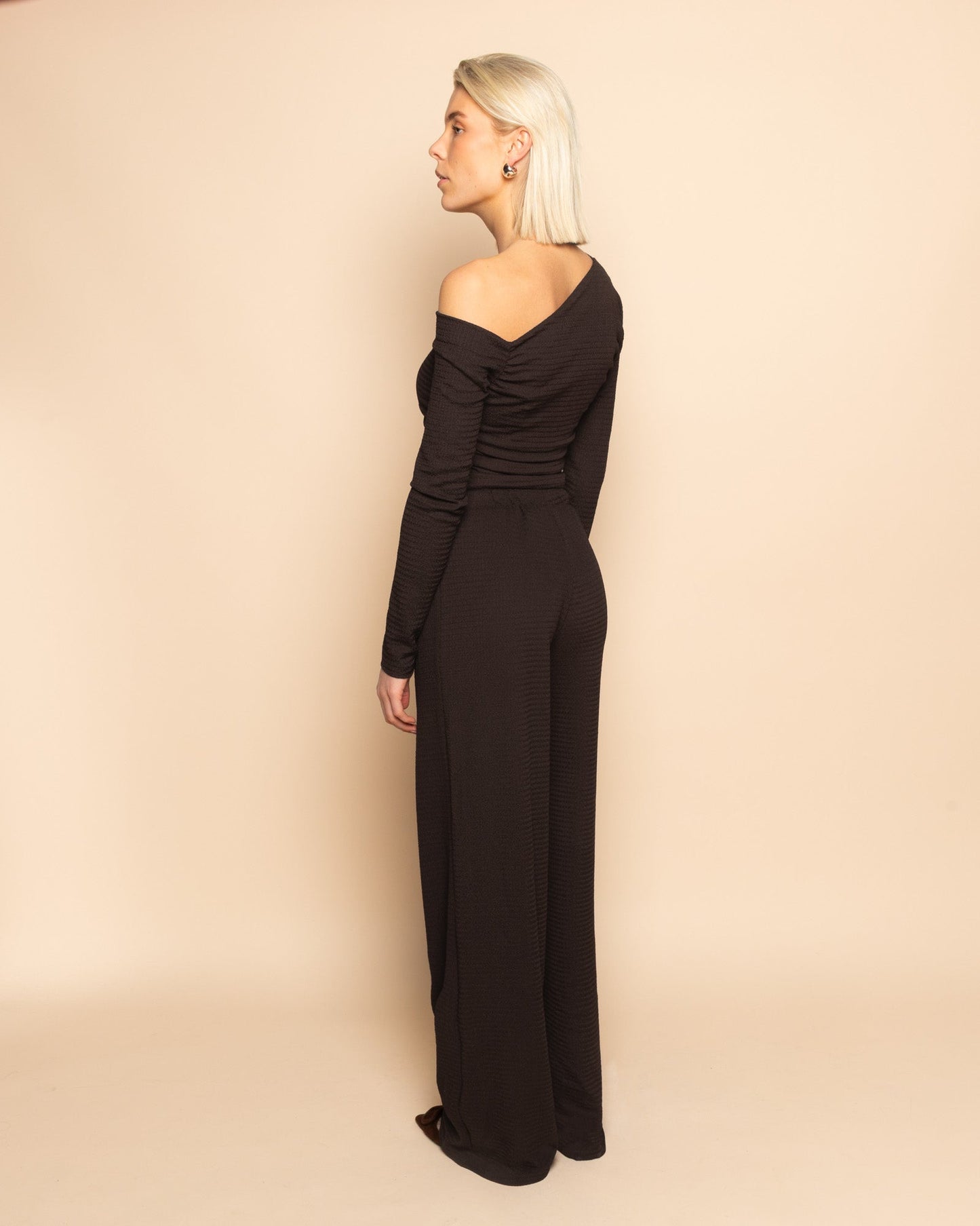 STRUCTURE OFF SHOULDER RUCHED TOP DONKERBRUIN
