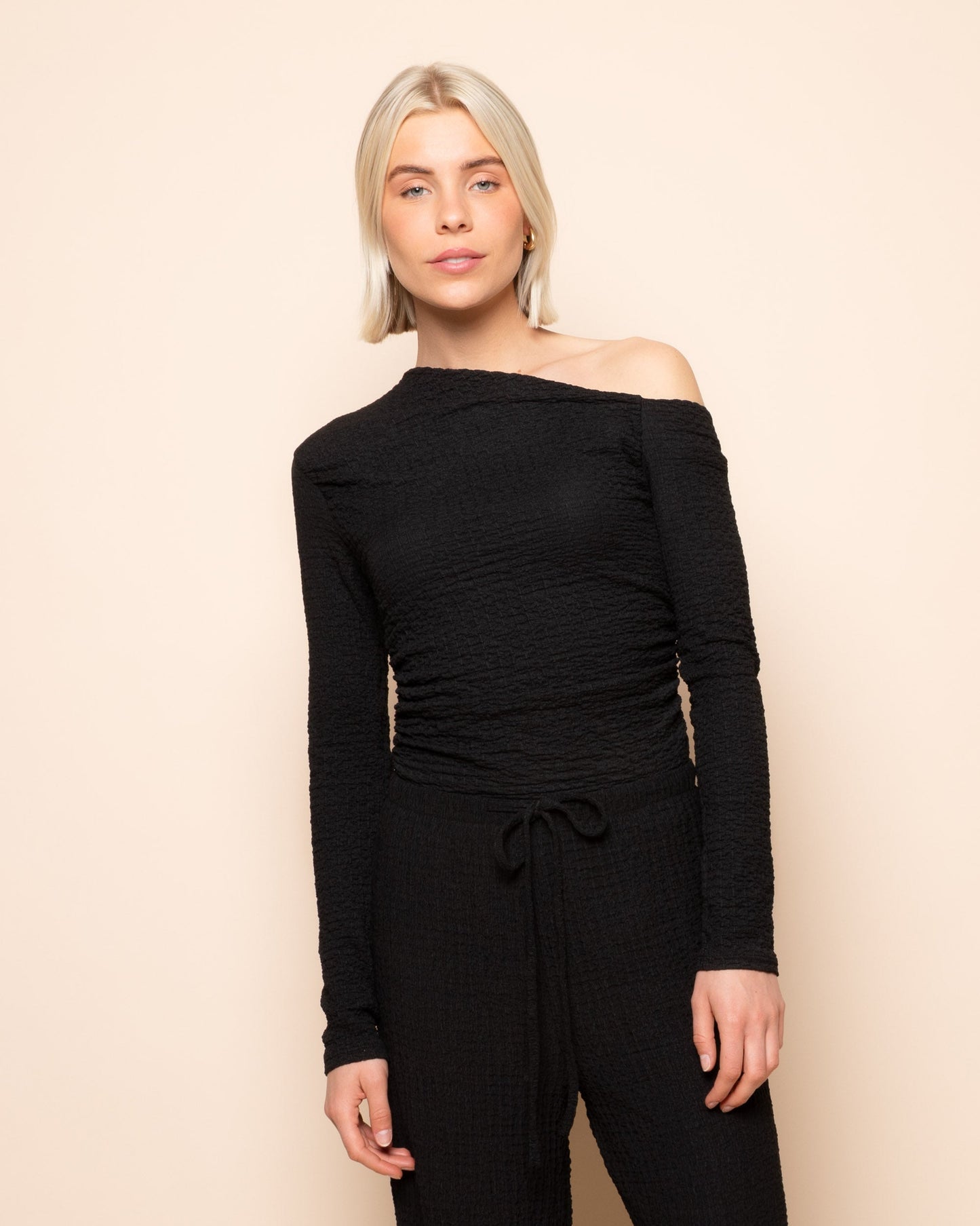 STRUCTURE OFF SHOULDER RUCHED TOP ZWART