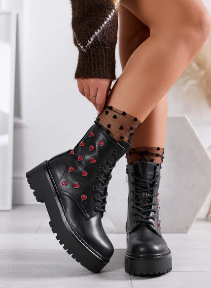 Alessia- Botines negros con apliques de corazones rojos