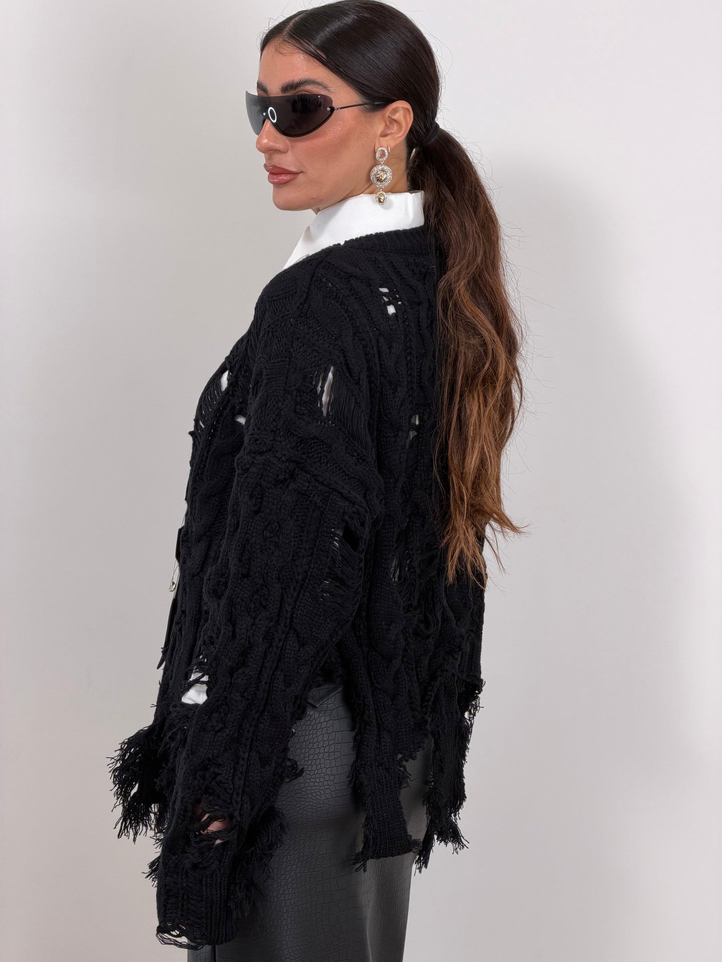 Pull nero traforato con cravatta 12299