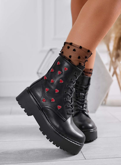 Alessia- Botines negros con apliques de corazones rojos