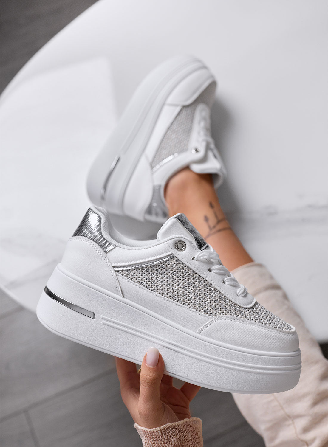 Chloé- Zapatillas blancas con inserciones de tejido y detalles plateados