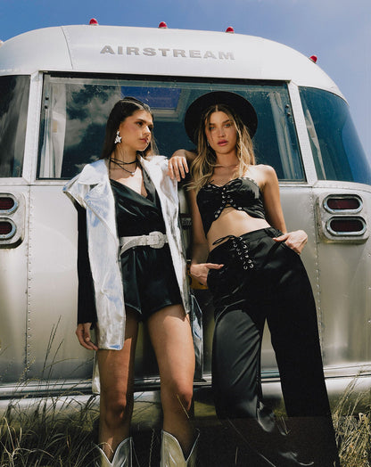 LACE UP SATIN CROP TOP ZWART