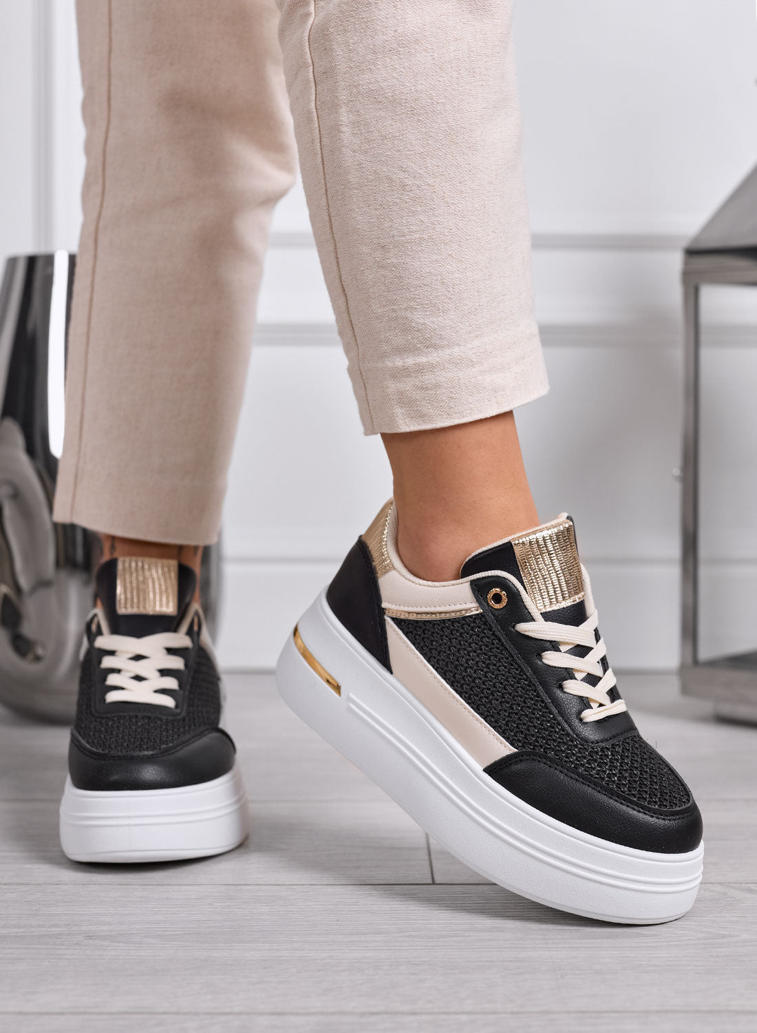 Chloé - Zapatillas negras con inserciones de tejido y detalles dorados