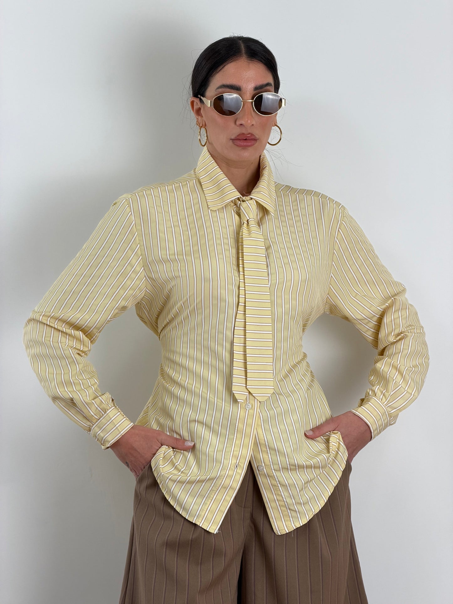 Camicia gialla con cravatta M13410