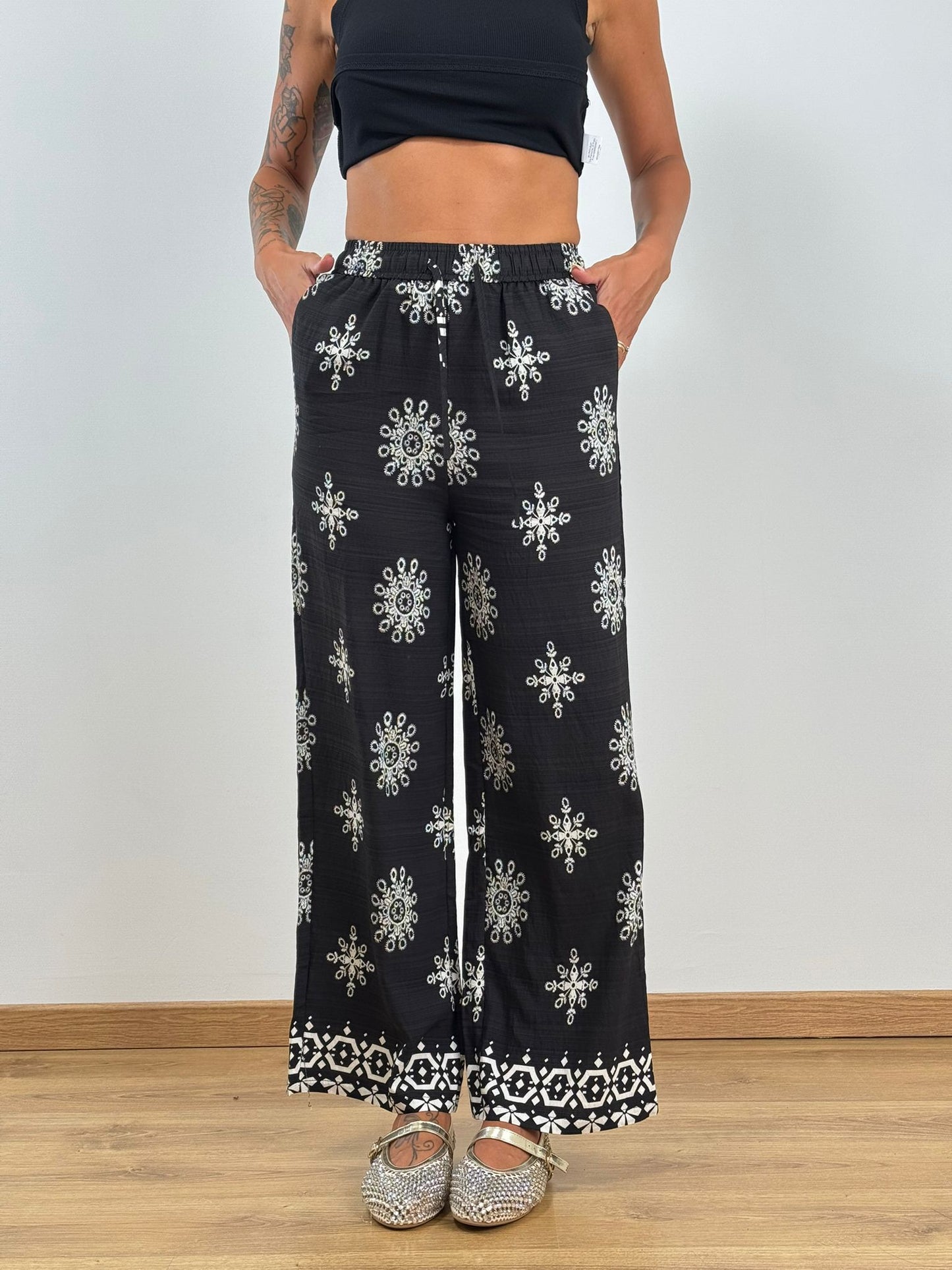 PANTALACCIO RICAMI NERO 19256