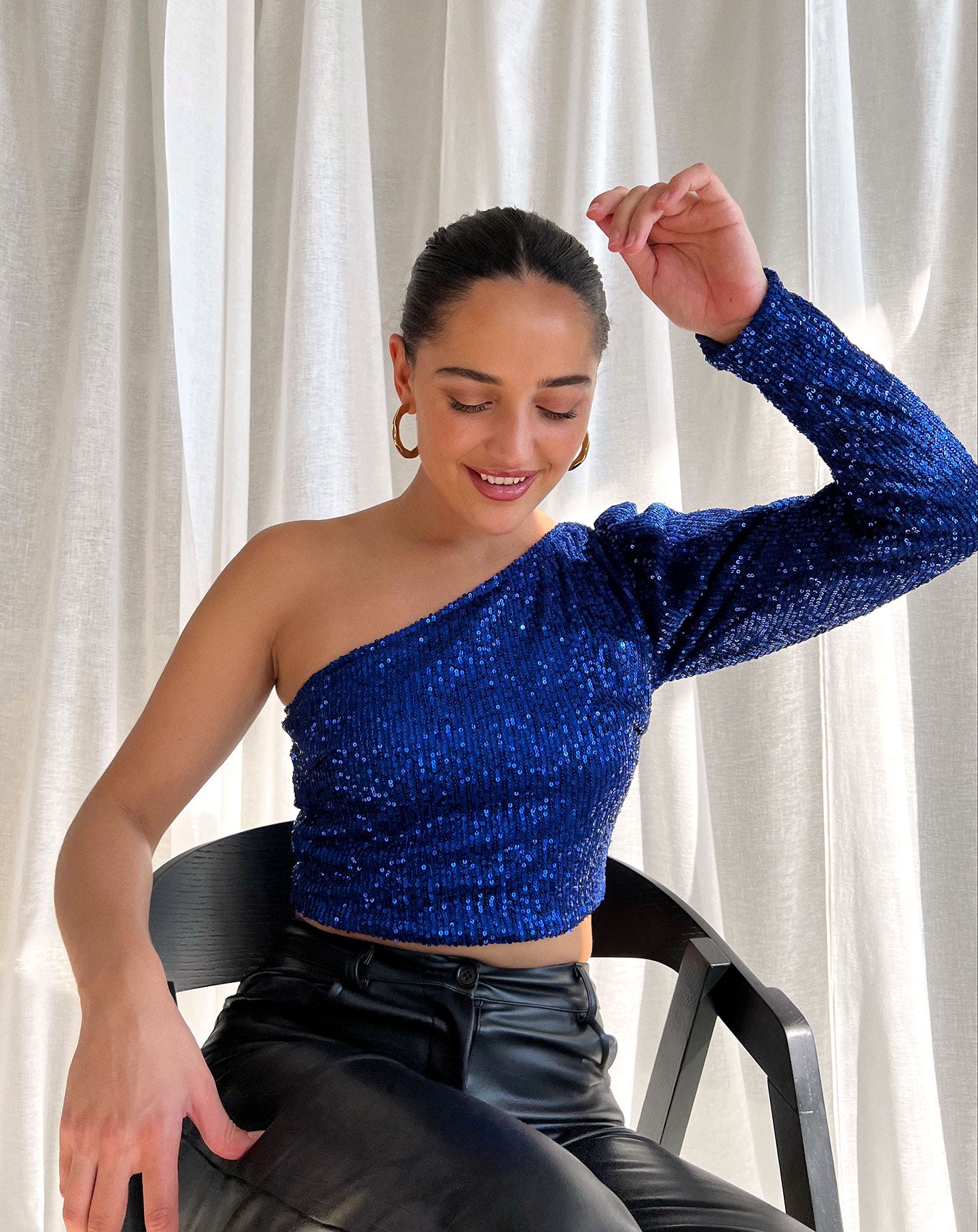 SEQUINS ONE SHOULDER TOP KOBALTBLAUW
