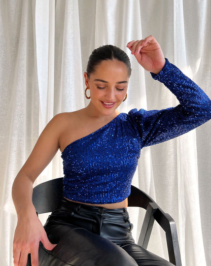 SEQUINS ONE SHOULDER TOP KOBALTBLAUW