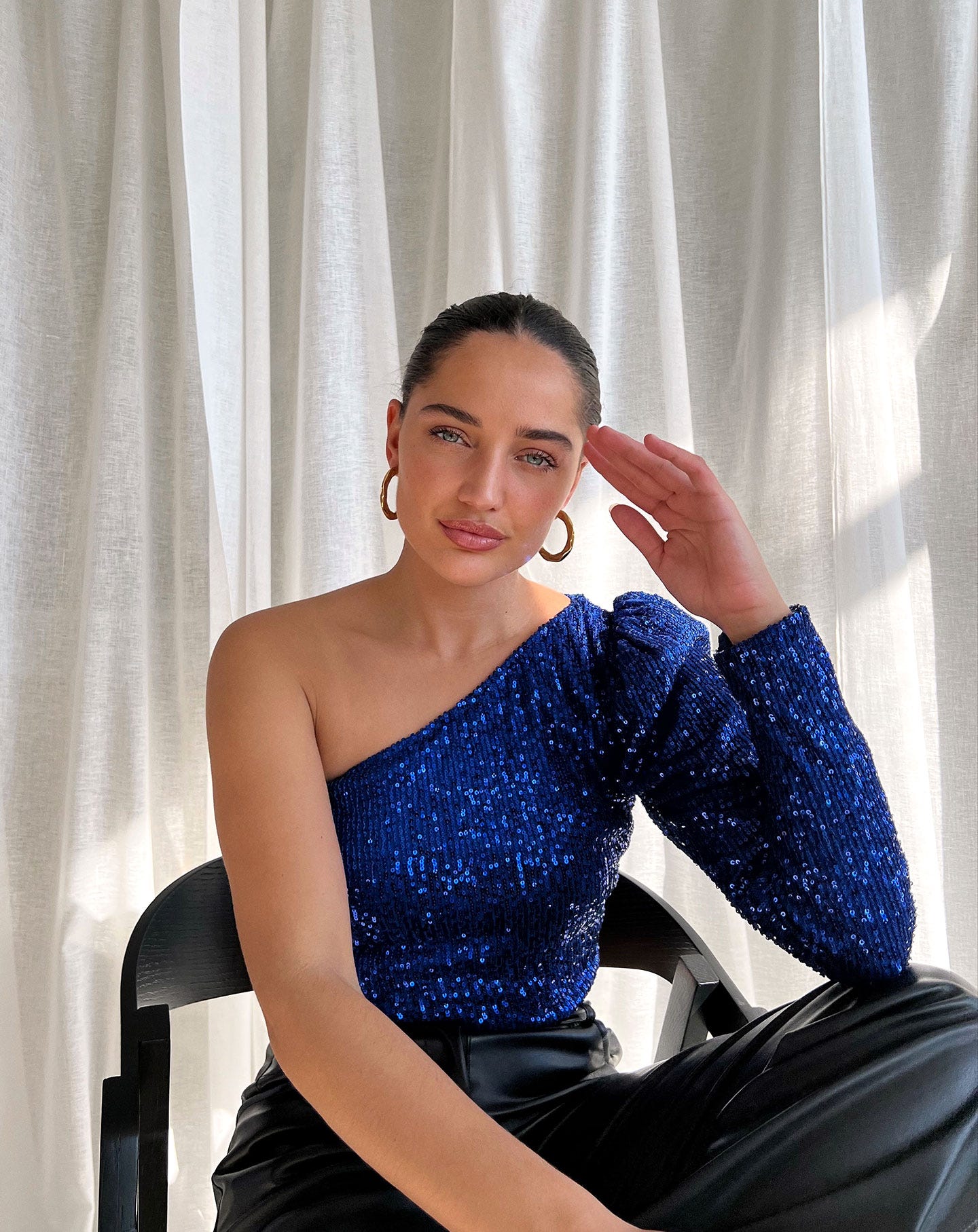 SEQUINS ONE SHOULDER TOP KOBALTBLAUW