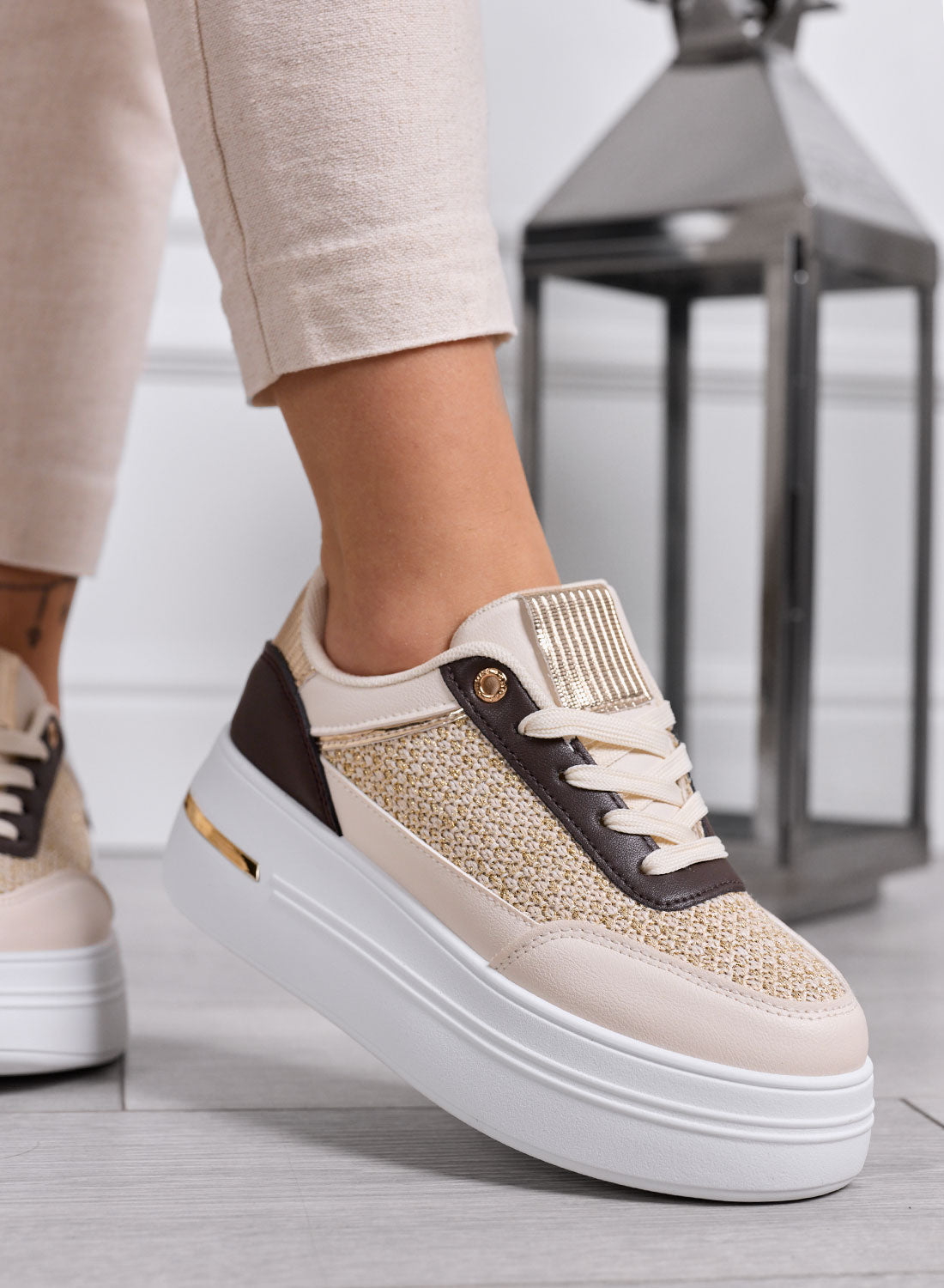 Chloé - Zapatillas beige con inserciones de tejido laminado dorado