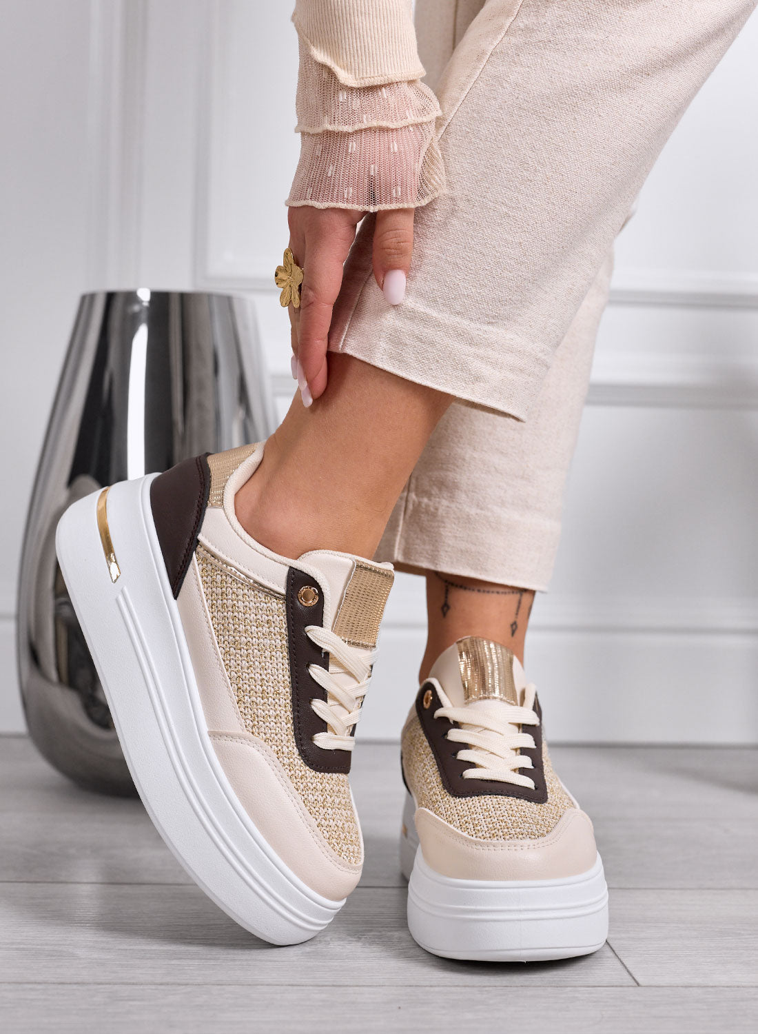 Chloé - Zapatillas beige con inserciones de tejido laminado dorado
