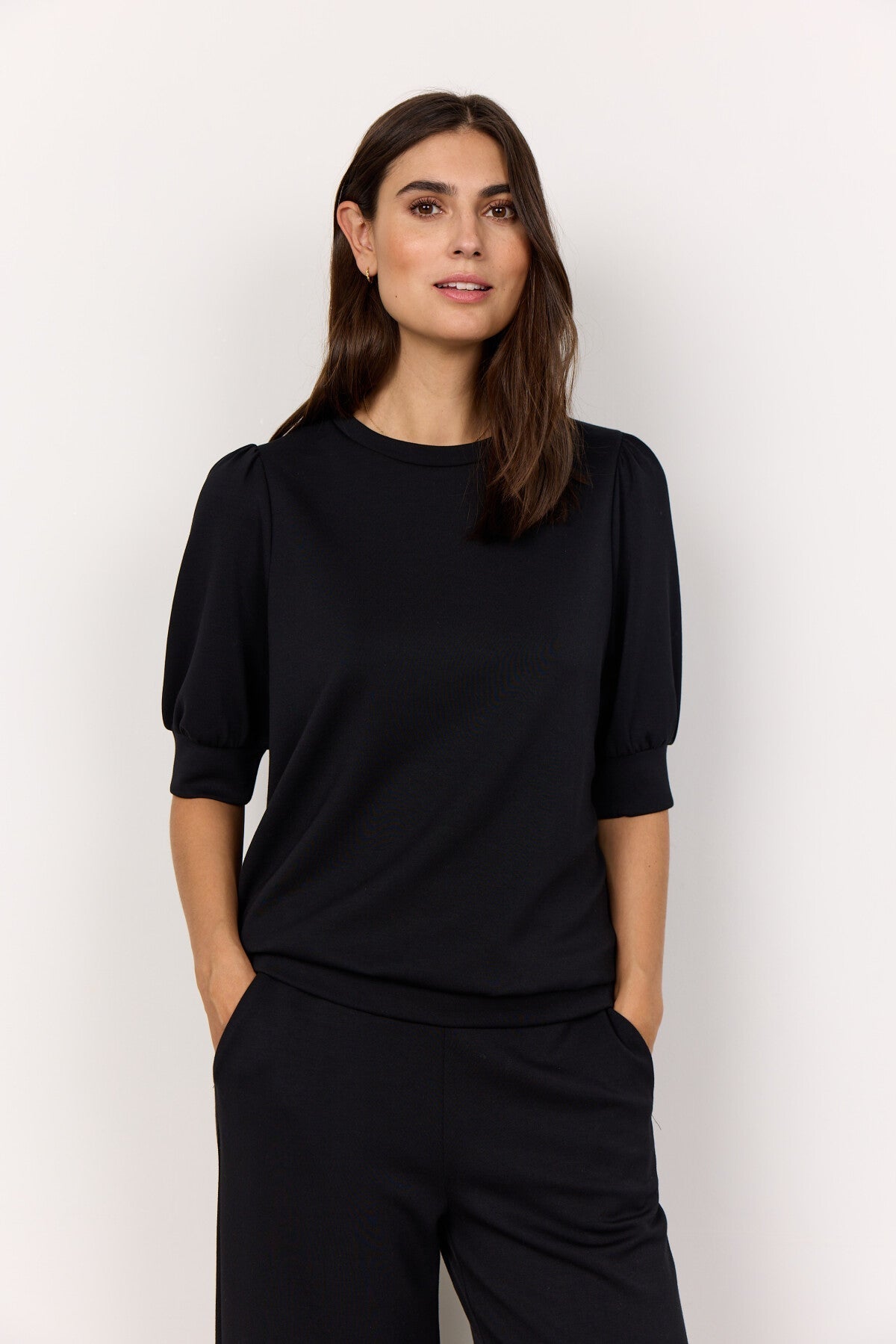 Elena™ – Blusa de Felpa con Mangas Cortas Negra