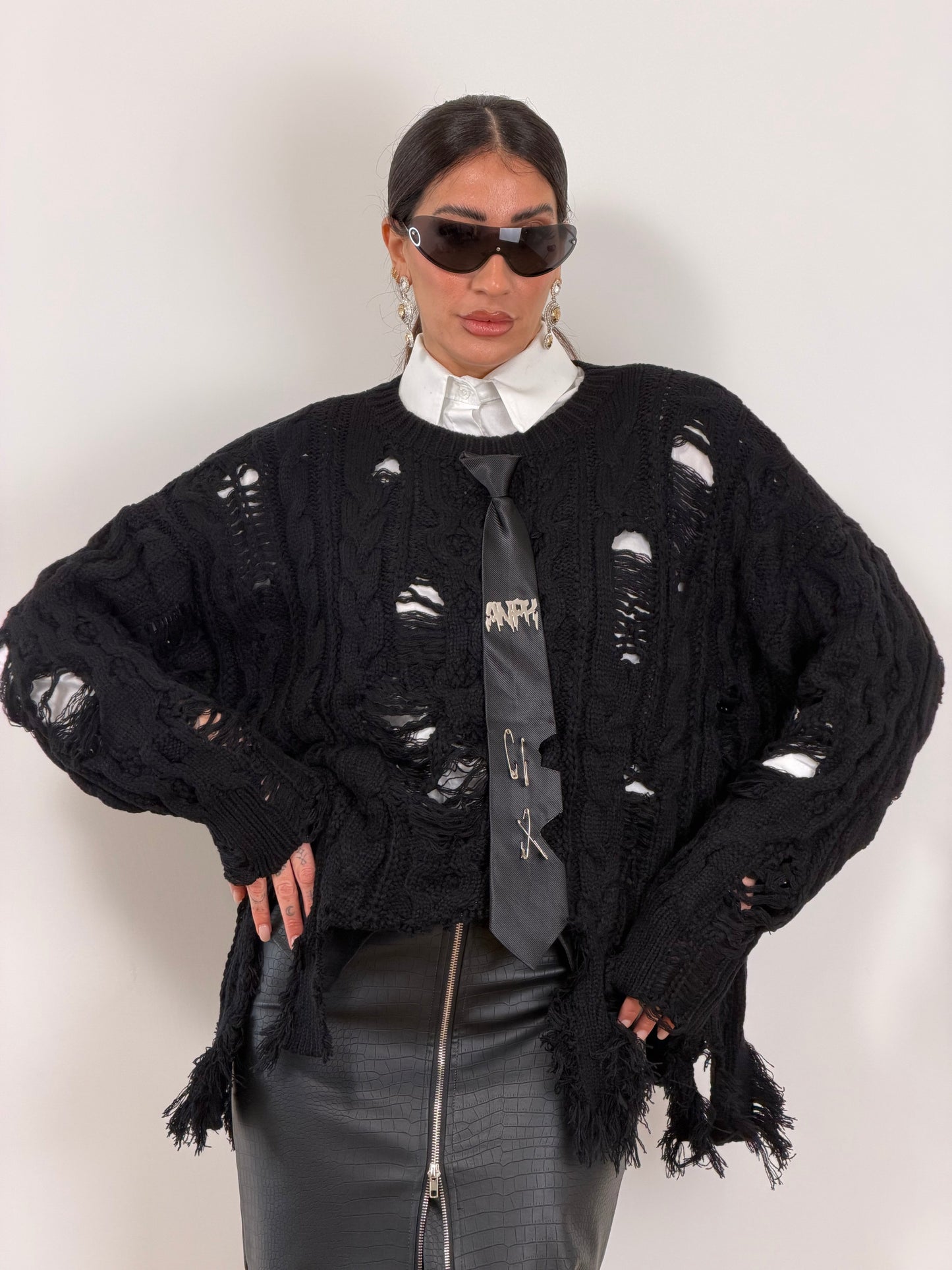 Pull nero traforato con cravatta 12299