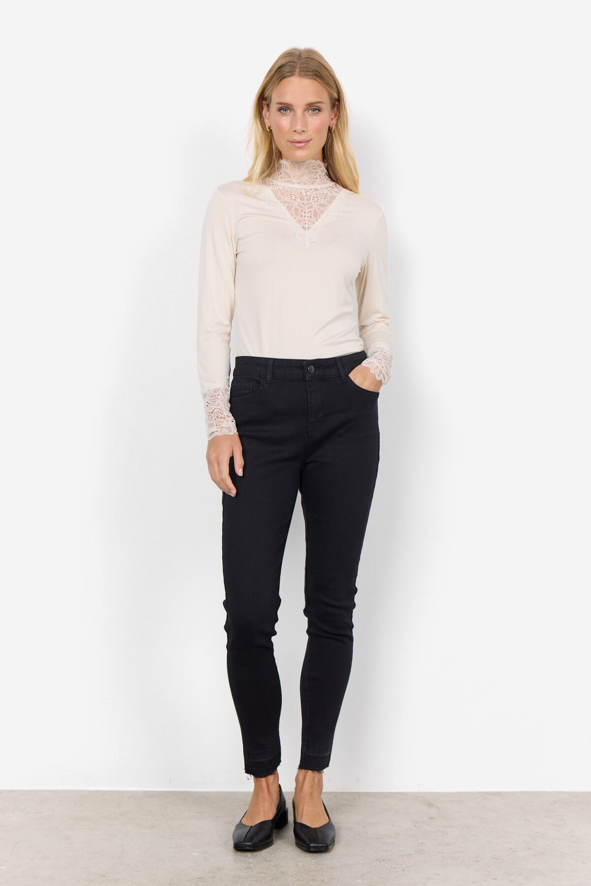Alba™ – Camiseta de Encaje con Escote en V Beige