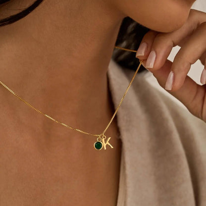 Collar de iniciales y piedra de nacimiento