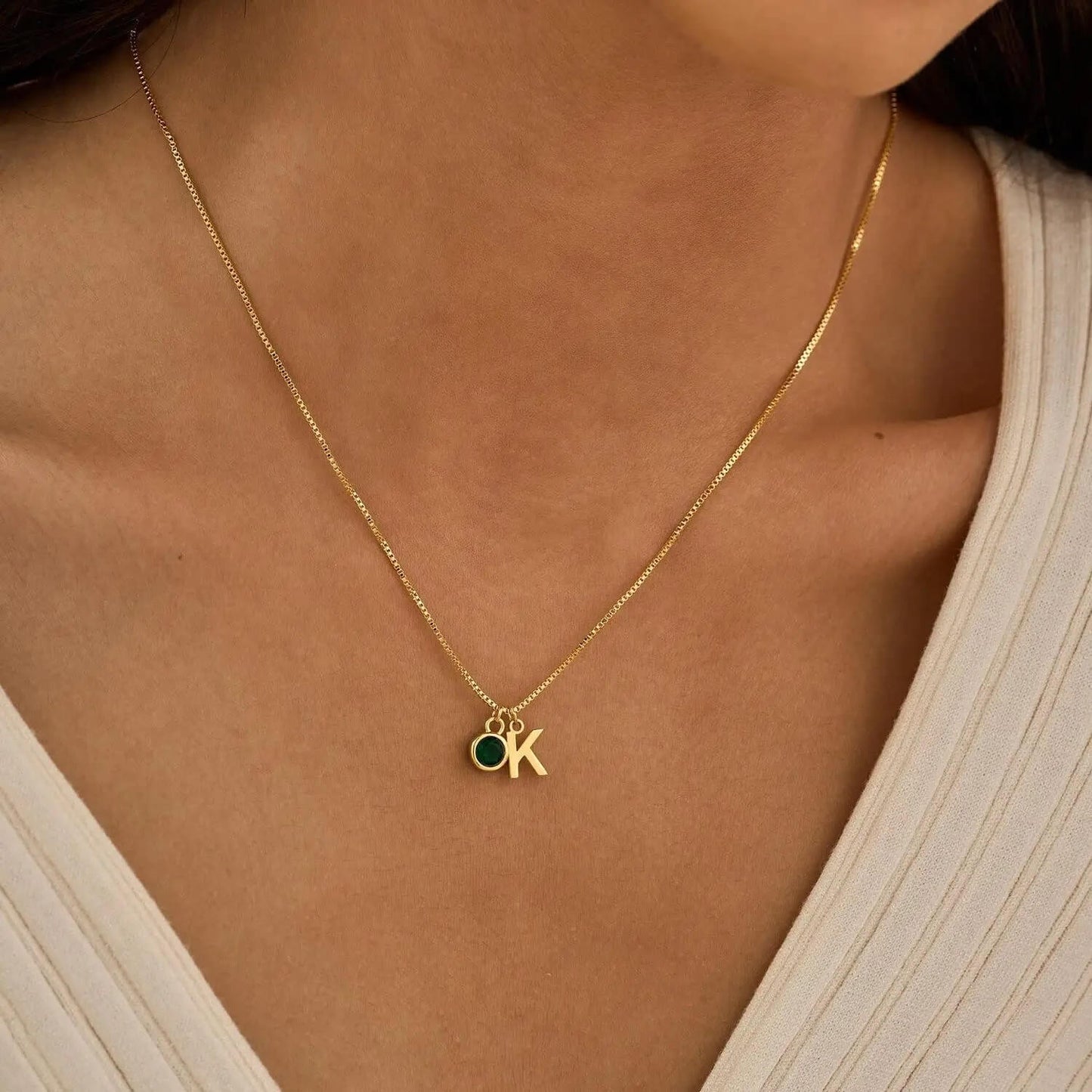 Collar de iniciales y piedra de nacimiento